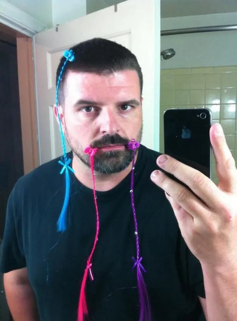 Konačno otkriveno zašto neki muškarci nose šminku, lak za nokte, haljine...