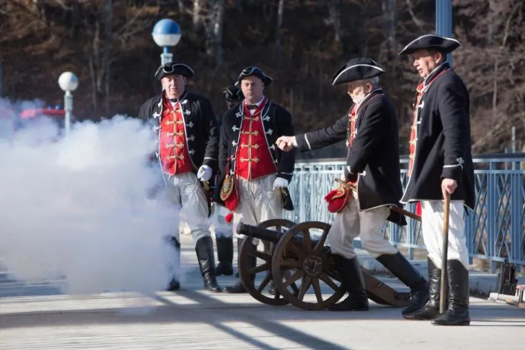 Tradicionalni doček Nove godine u Fužinama slavi točno u podne već 16 godina. Novost ovogodi&scaron;njeg podnevnog dočeka bila je mogućnost kupnje balona na koje su se ispisivale novogodi&scaron;nje želje, a svi su pu&scaron;teni u zrak točno u podne. Dio prihoda od prodanih balona ide u humanitarne svrhe.