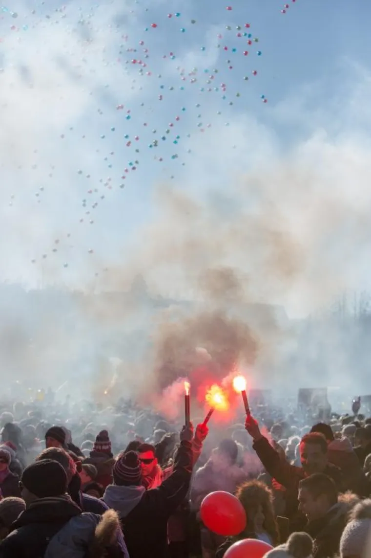 Tradicionalni doček Nove godine u Fužinama slavi točno u podne već 16 godina. Novost ovogodi&scaron;njeg podnevnog dočeka bila je mogućnost kupnje balona na koje su se ispisivale novogodi&scaron;nje želje, a svi su pu&scaron;teni u zrak točno u podne. Dio prihoda od prodanih balona ide u humanitarne svrhe.