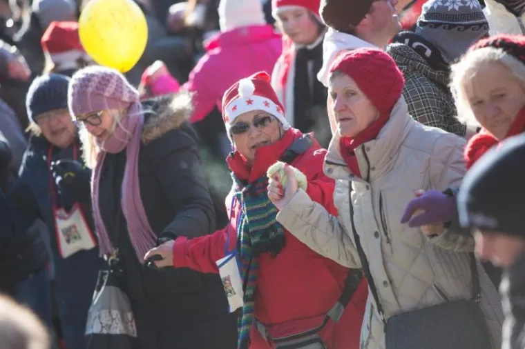 Tradicionalni doček Nove godine u Fužinama slavi točno u podne već 16 godina. Novost ovogodi&scaron;njeg podnevnog dočeka bila je mogućnost kupnje balona na koje su se ispisivale novogodi&scaron;nje želje, a svi su pu&scaron;teni u zrak točno u podne. Dio prihoda od prodanih balona ide u humanitarne svrhe.