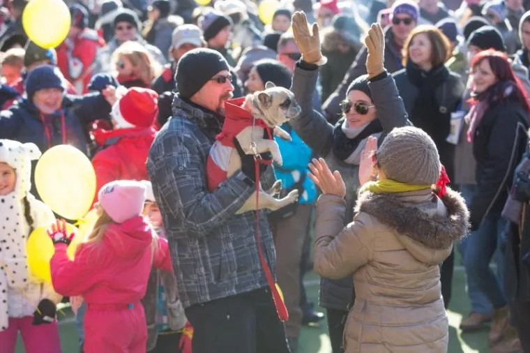 Tradicionalni doček Nove godine u Fužinama slavi točno u podne već 16 godina. Novost ovogodi&scaron;njeg podnevnog dočeka bila je mogućnost kupnje balona na koje su se ispisivale novogodi&scaron;nje želje, a svi su pu&scaron;teni u zrak točno u podne. Dio prihoda od prodanih balona ide u humanitarne svrhe.