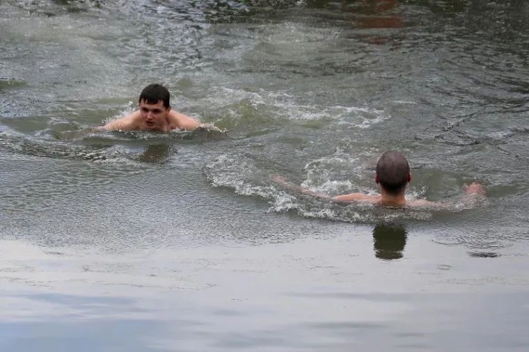 Kupanje nije trajalo dugo, no ionako je bilo važno pokazati odvažnost.