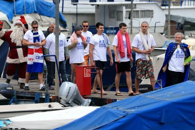 Umjesto njega, učinili su to pripadnici navijačke skupine Kohorta.