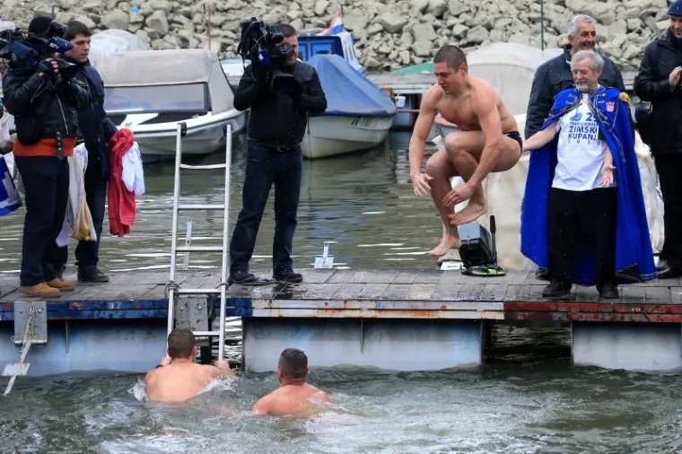 Nekolicina Kohortaša skupili su hrabrost i skočili u ledenu Dravu.