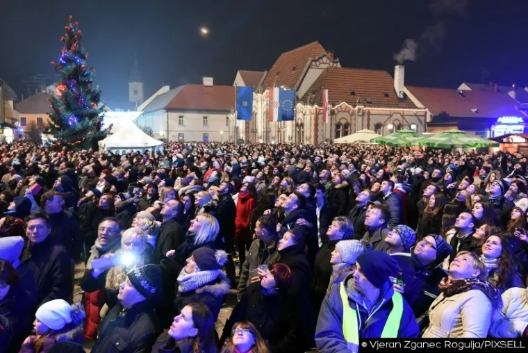 Čakovčani su dočekali Novu uz Gazde i vatromet.
