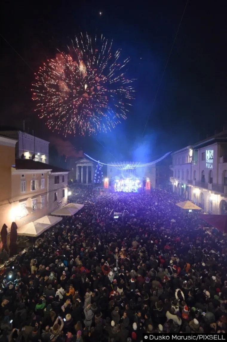 Pulski najveći gradski trg Forum bio je mjesto sredi&scaron;nje proslave na kojem su se brojni građani i gosti okupili kako bi uz glazbu Massima Savića ispratili Staru i dočekali Novu godinu.