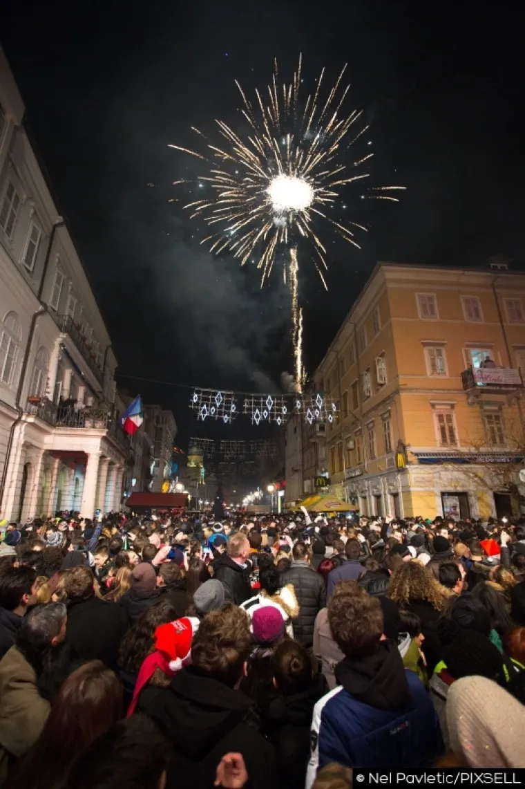 Riječani su na Korzu dočekali Novu 2016. godinu uz Nenu Belana i Hladno Pivo.