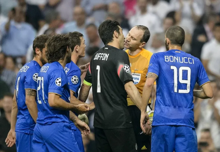 Vratar Juventusa  Gianluigi Buffon na u ovoj se situaciji možda i malo preblizu približio sucu