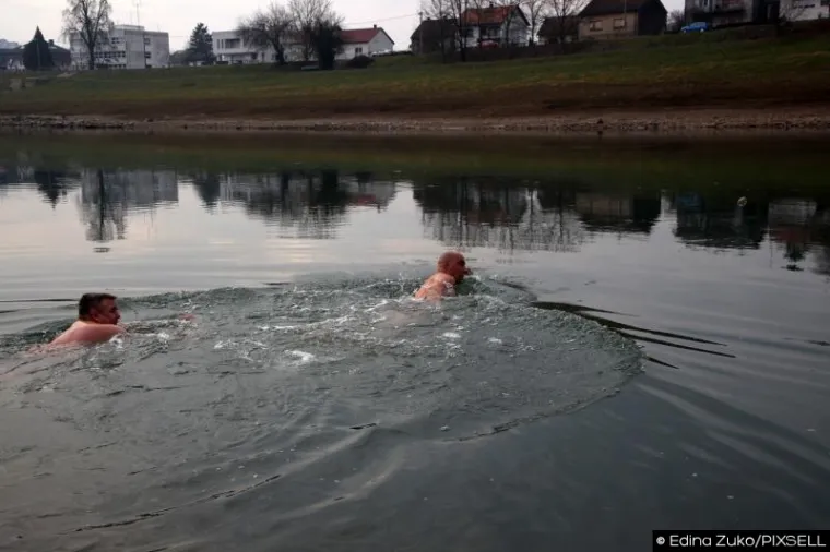 I ove su ga godine na plivanje ledenom Kupom ispratili novinari i fotoreporteri.