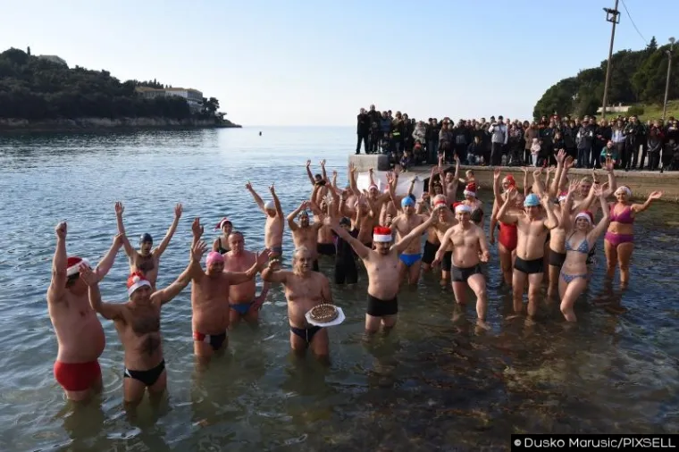 Nije im bilo hladno, iako je more bilo svega 13 stupnjeva.