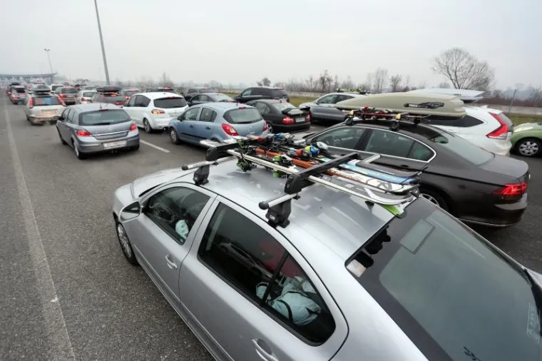 Hrvati masovno krenuli na skijanje i stvorili gužve na graničnom prijelazu Bregana
