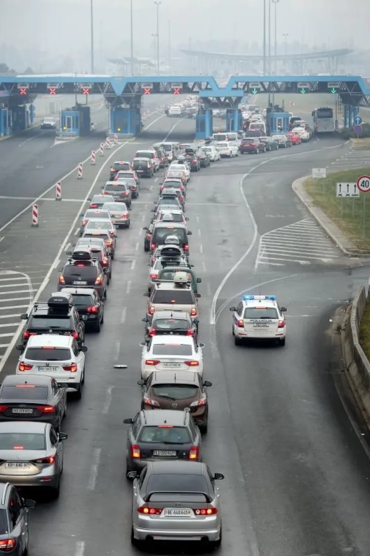 Hrvati masovno krenuli na skijanje i stvorili gužve na graničnom prijelazu Bregana
