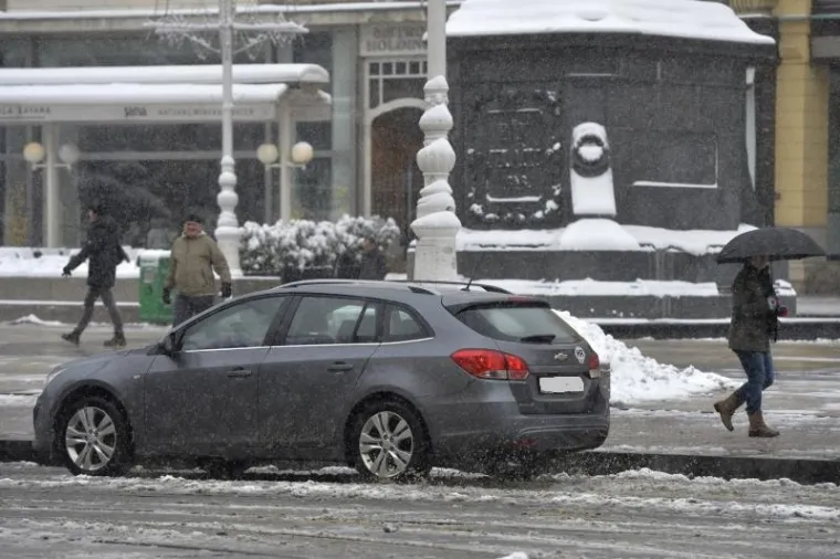 Vozač u automobilu daruvarskih registracijskih oznaka u nedjelju je zalutao na Trg bana Josipa Jelačića u centru Zagreba, preko kojeg je automobilima zabranjeno prometovati. Kako se čini, zbunjen je vozač kojeg je fotograf uhvatio u prekr&scaron;aju, ali i neki prolaznici koji su se zatekli na Trgu.
