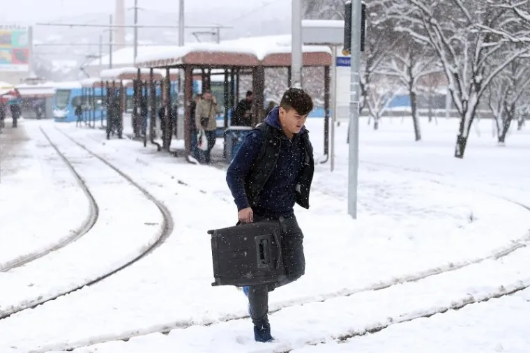 No, budući da snijeg pada bez prestanka teško je baš "pojesti sve", kako to gradonačelnik običava reći pa se građani ponekad moraju uhvatiti u koštac s nerašćišćenim terenom