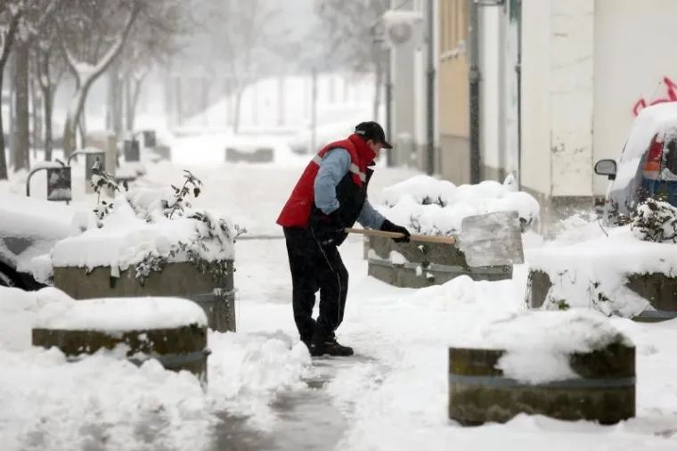 I ondje građani naveliko lopataju