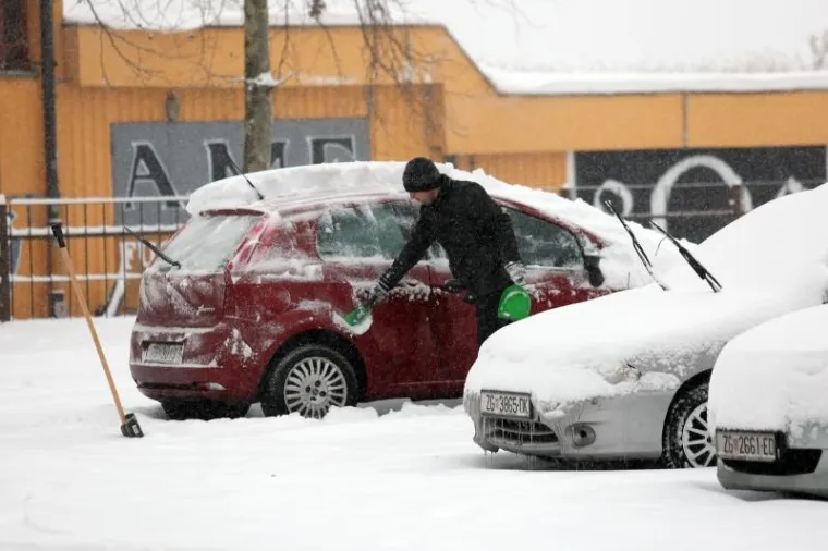 A oni kojima su zatrpani automobili, čiste snijeg s njih