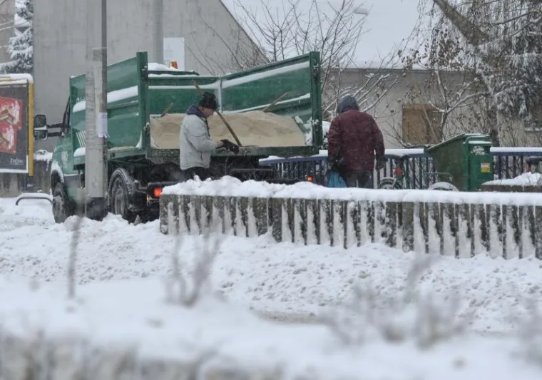 Kamioni posipaju ceste kako bi se snijeg brže topio