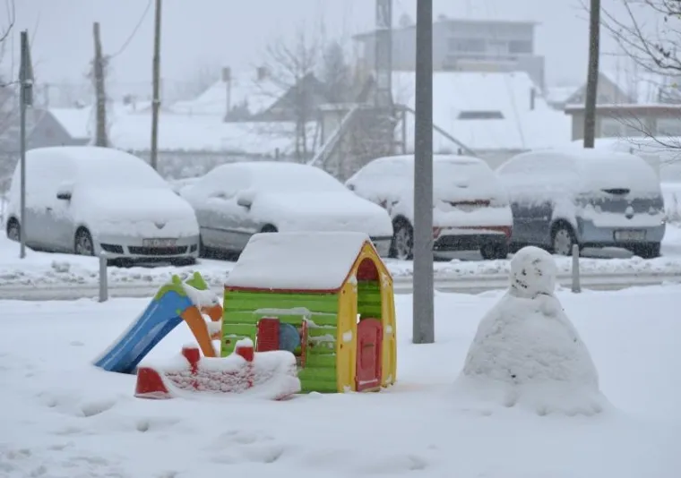 No, mali&scaron;anima snijeg ne smeta. Njhovih veselih uradaka ima već diljem glavnog grada