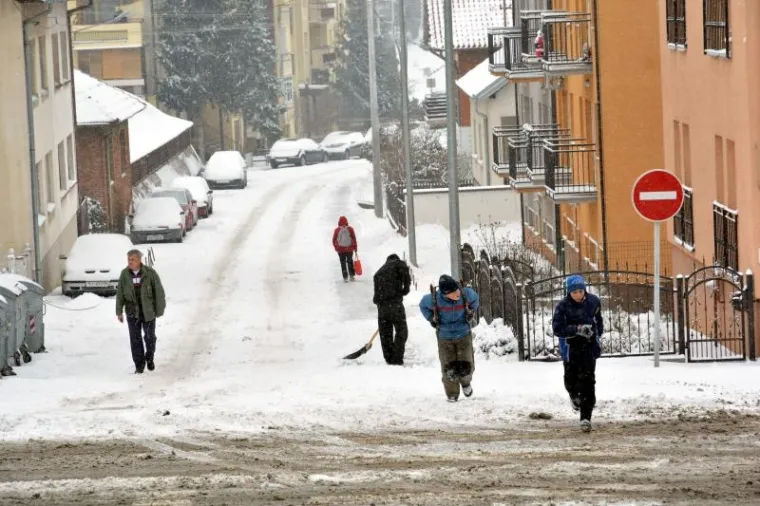Desetak centimetara snijega probudilo je Bjelovarčane pa se i ondje danas čistilo