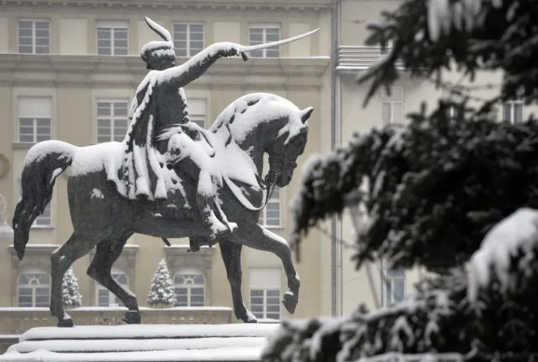 Fotograf Pixsella zabilježio je ljepotu kipova i spomenika u središtu Zagreba pod snijegom.