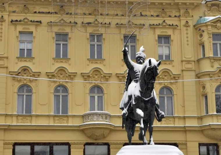 VELIKANI S BIJELIM KAPICAMA: Snježni pokrivač na spomenicima