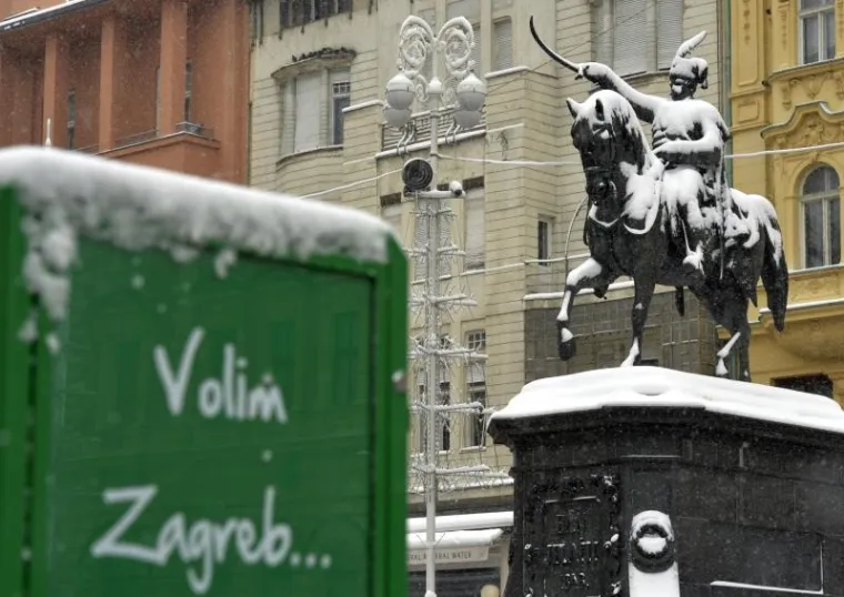 VELIKANI S BIJELIM KAPICAMA: Snježni pokrivač na spomenicima