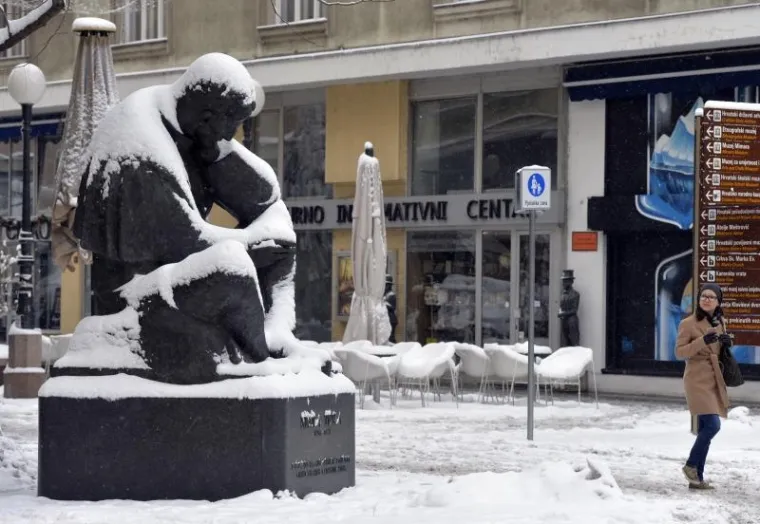 VELIKANI S BIJELIM KAPICAMA: Snježni pokrivač na spomenicima