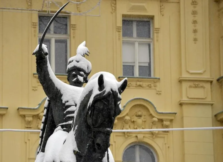 VELIKANI S BIJELIM KAPICAMA: Snježni pokrivač na spomenicima