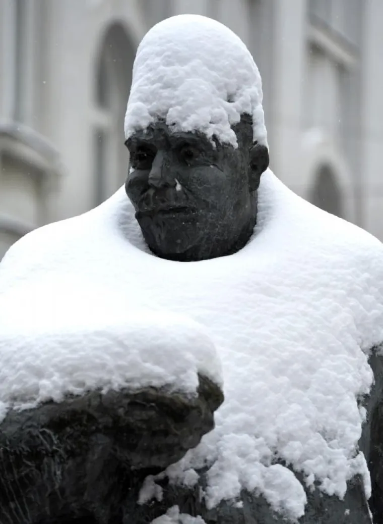 VELIKANI S BIJELIM KAPICAMA: Snježni pokrivač na spomenicima