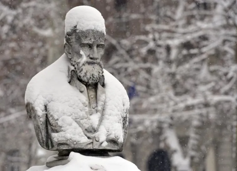 VELIKANI S BIJELIM KAPICAMA: Snježni pokrivač na spomenicima