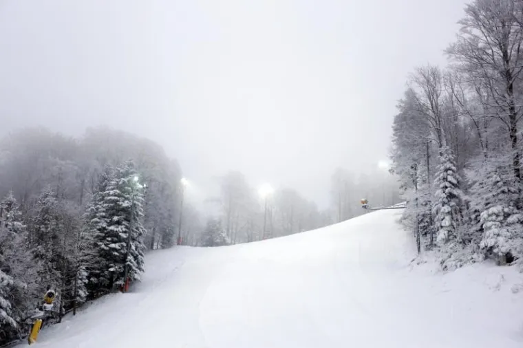 Iako ove godine nema Snježne kraljice, skijali&scaron;te na Sljemenu je pripremljeno te uz prirodni snijeg koji je padao proteklih dana čeka skija&scaron;e. Od danas je skijali&scaron;te otvoreno za građane.
