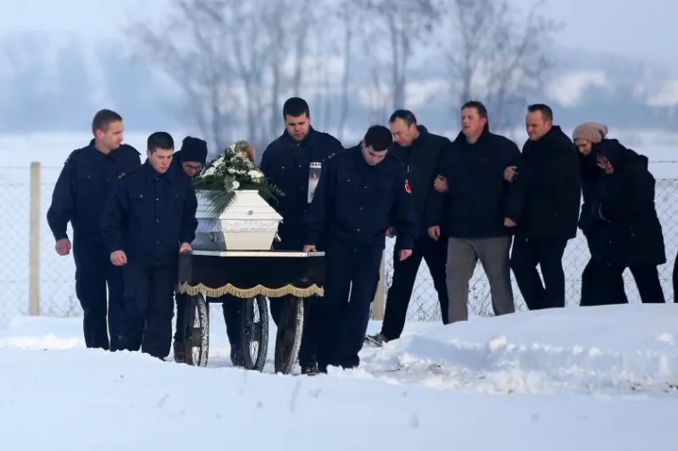 TUŽNO DA PUCA SRCE: Posljednji ispraćaj braće koja su se utopila igrajući se na zaleđenom ribnjaku