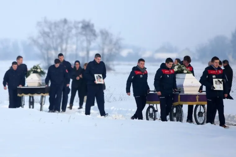 TUŽNO DA PUCA SRCE: Posljednji ispraćaj braće koja su se utopila igrajući se na zaleđenom ribnjaku