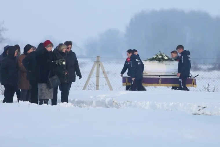 TUŽNO DA PUCA SRCE: Posljednji ispraćaj braće koja su se utopila igrajući se na zaleđenom ribnjaku