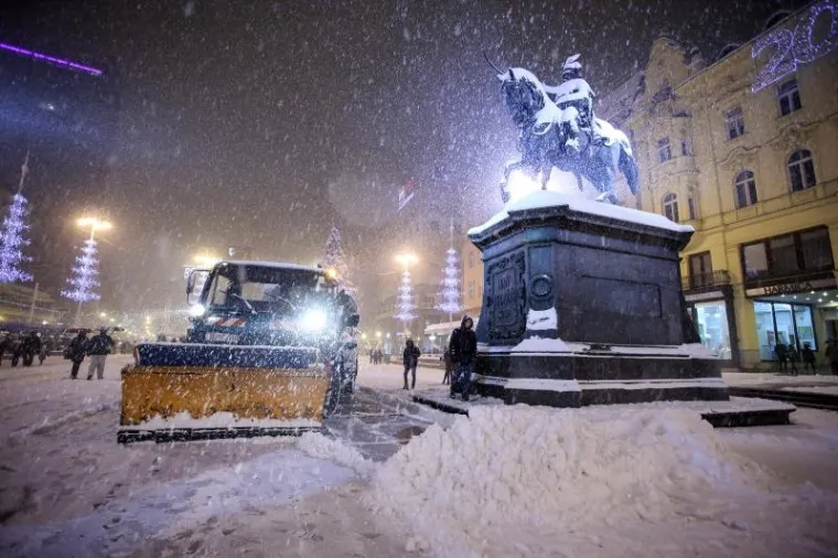 U Zagrebu je tijekom poslijepodneva i večeri ponovno padao gust snijeg stvarajući nove probleme pje&scaron;acima i vozačima, ali i na radost mnogih.