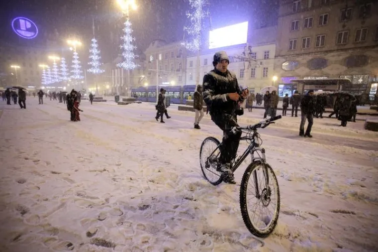 Nekim biciklistima ni snijeg nije prevelik problem.