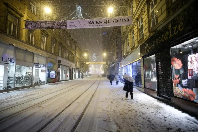 Snijega bi, prema prognozama, trebalo biti jo&scaron; i sutra prijepodne, kako u Zagrebu tako i diljem Hrvatske.