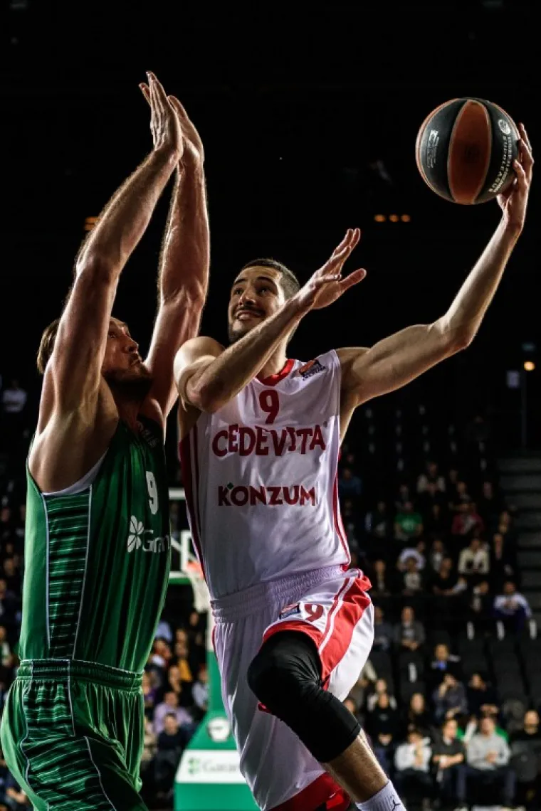 U susretu 2. kola E skupine TOP 16 Eurolige košarkaši Cedevite su u Istanbulu pobijedili Darušafaku 79:72 ostvarivši prvu pobjedu u drugom krugu natjecanja.