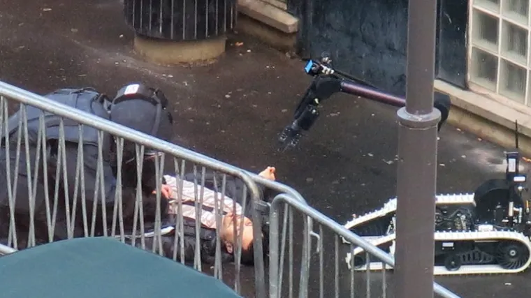 Muškarac naoružan nožem i opasan lažnim samoubilačkim pojasom ubijen je kada je pokušao ući u policijsku postaju u sjevernom dijelu Pariza. Pokušaj terorističkog napada izveden je 7. siječnja 2016. godine, na prvu godišnjicu krvavog napada na novinsku redakciju satiričnog magazina Charlie Hebdoa.   Dvojica braće izrešetala su tada 12 osoba u redakciji jer im se nije svidjela jedna naslovnica za koju su smatrali da vrijeđa islamskog proroka Muhameda. Učinili su to u ime jemenskog ogranka Al Kaide.