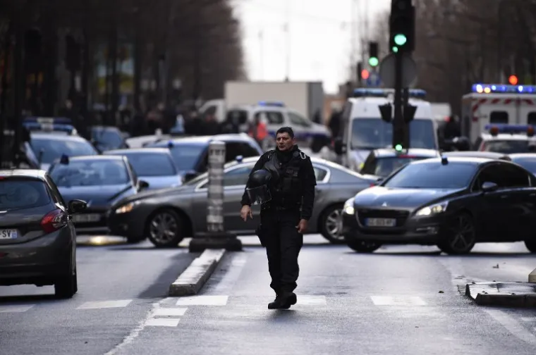 PANIKA U PARIZU: Ubijen muškarac koji je urlao "Allahu Akbar"