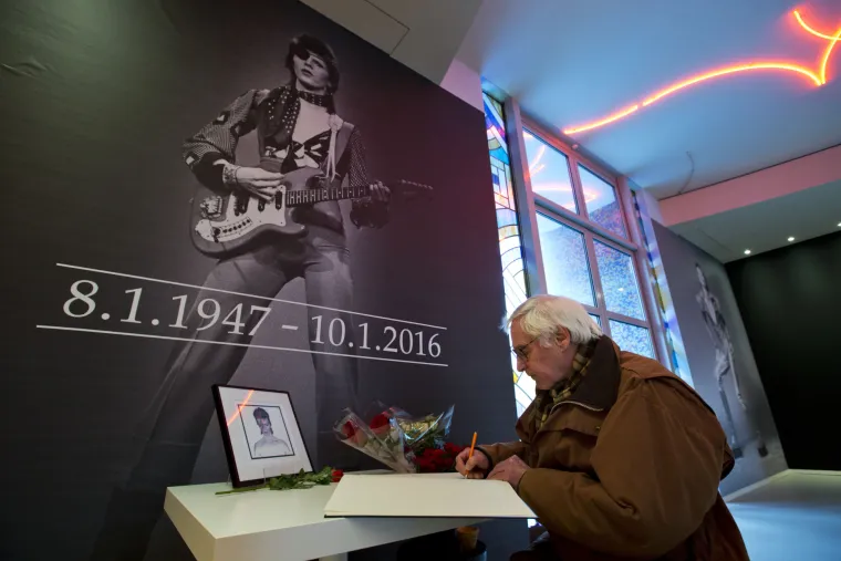 Obožavatelji diljem svijeta odaju počast Davidu Bowieju