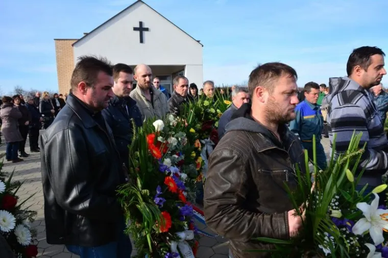 UBOJICA IZ &Scaron;PANSKOG: Sahranjen mu&scaron;karac koji je brutalno ubio kćer (4) i suprugu (30)
