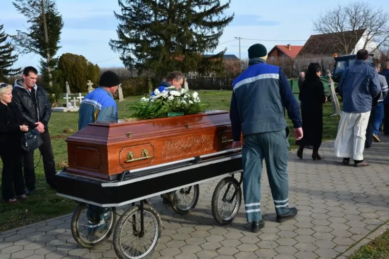 UBOJICA IZ &Scaron;PANSKOG: Sahranjen mu&scaron;karac koji je brutalno ubio kćer (4) i suprugu (30)