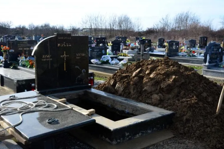 UBOJICA IZ &Scaron;PANSKOG: Sahranjen mu&scaron;karac koji je brutalno ubio kćer (4) i suprugu (30)