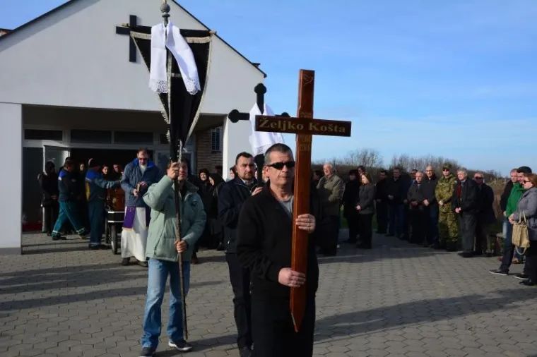 Sprovod Željka Ko&scaron;te (50), bojnika Hrvatske vojske, u Đurđancima kraj Đakova. On je 8. siječnja izbo na smrt svoju kćerkicu (4), suprugu (30) i te&scaron;ko ranio njenu baku u stanu u &Scaron;panskom, u Zagrebu. Na kraju je sebi oduzeo život. Baka ubijene supruge, 85-godi&scaron;nja A.R., jedina je preživjela krvavi pohod.