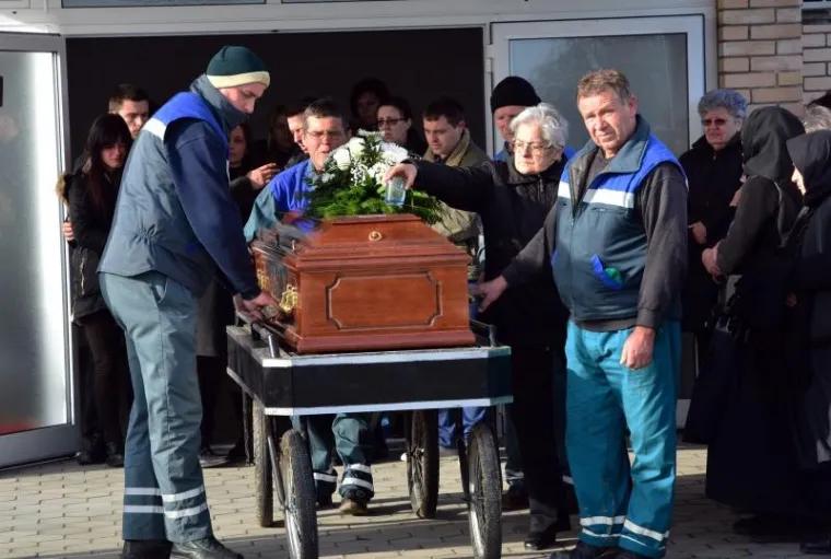 UBOJICA IZ &Scaron;PANSKOG: Sahranjen mu&scaron;karac koji je brutalno ubio kćer (4) i suprugu (30)