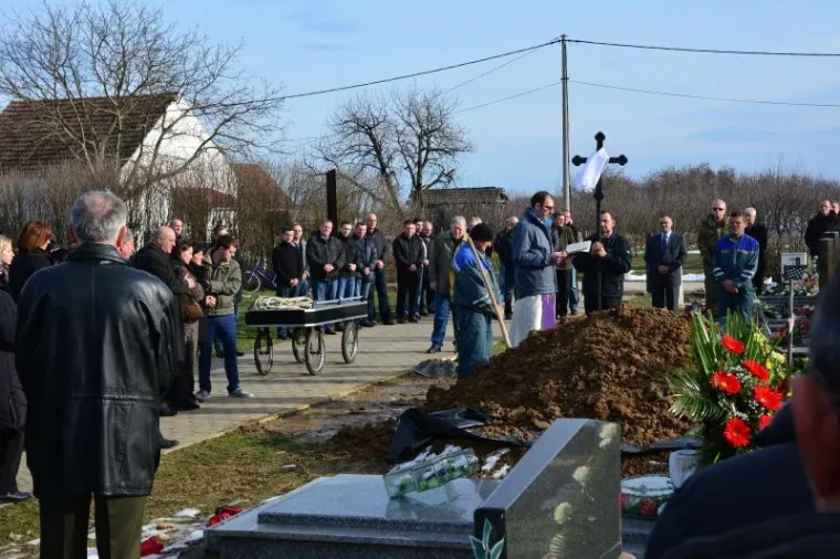 UBOJICA IZ &Scaron;PANSKOG: Sahranjen mu&scaron;karac koji je brutalno ubio kćer (4) i suprugu (30)