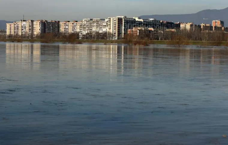 Topljenje snijega i ki&scaron;a koja je noćas padala podigli su vodostaj Save.