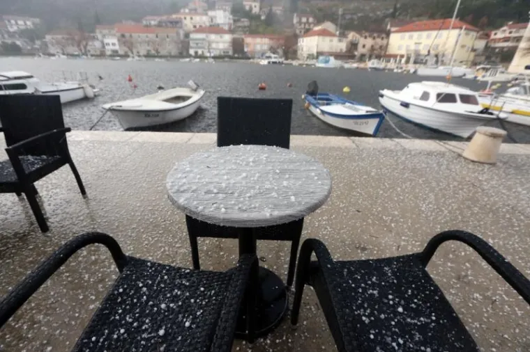 U nekoliko minuta tuča je u Zatonu kod &Scaron;ibenika prekrila ulice i terase kafića. Nevrijeme koje je trajalo vrlo kratko iznenadilo je mje&scaron;tane i zabijelilo je cestu i automobile.