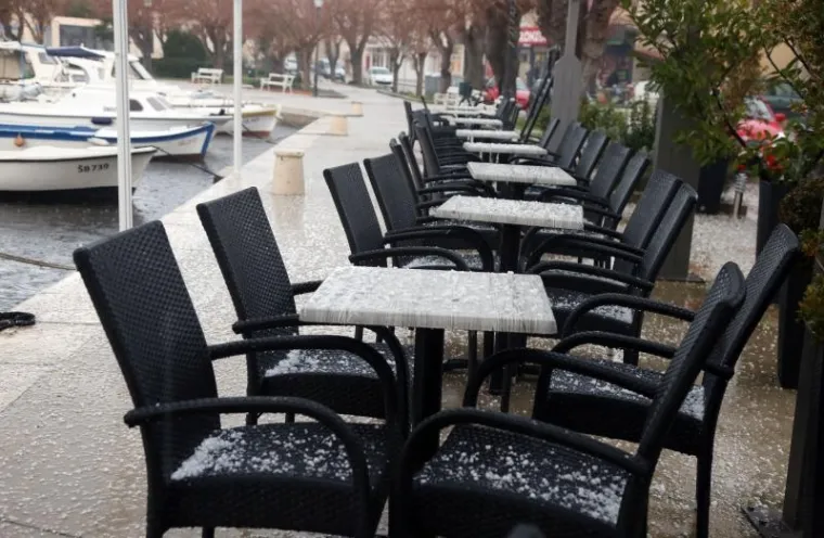 U nekoliko minuta tuča je u Zatonu kod &Scaron;ibenika prekrila ulice i terase kafića. Nevrijeme koje je trajalo vrlo kratko iznenadilo je mje&scaron;tane i zabijelilo je cestu i automobile.